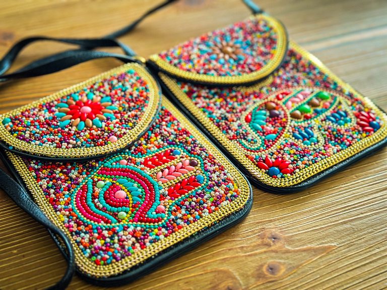 Kolorowa torebka z Brazylii z symbolem Hamsa